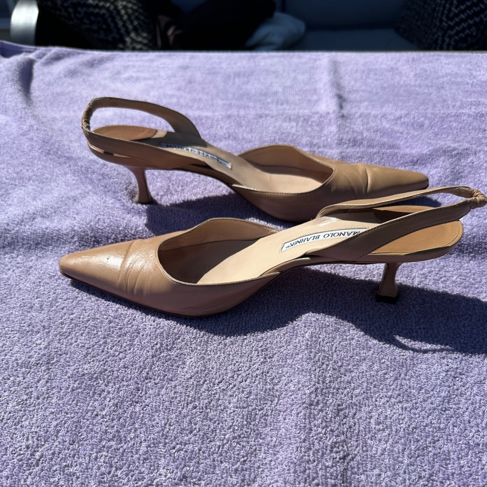 Manolo Blahnic Elegant Tan Slingback kitten Heels